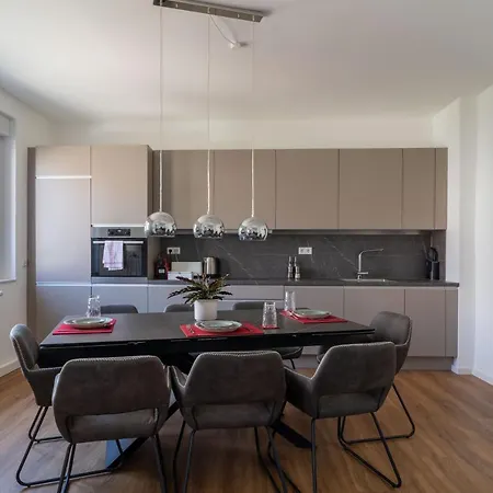 Lit Living - Luxury House - Box Spring - Parking - Exclusive Kitchen Apartment