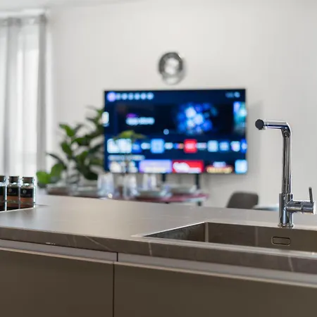 Lit Living - Luxury House - Box Spring - Parking - Exclusive Kitchen Apartment