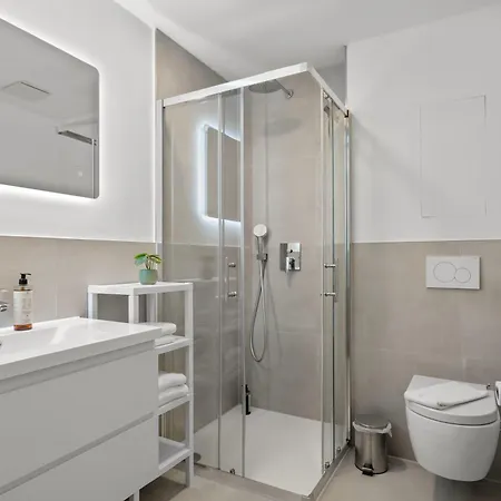 Lit Living - Luxury House - Box Spring - Parking - Exclusive Kitchen Apartment
