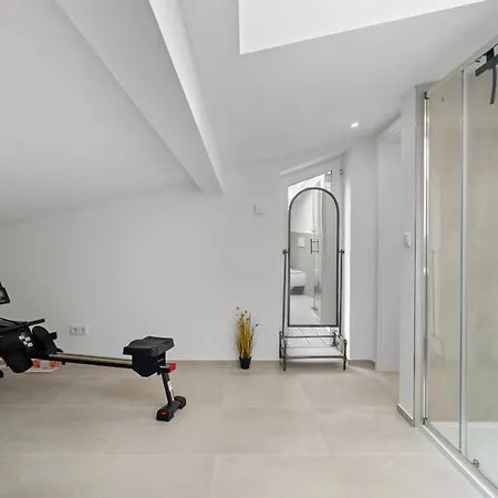 Lit Living - Luxury House - Box Spring - Parking - Exclusive Kitchen