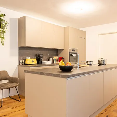 Lit Living - Luxury House - Box Spring - Parking - Exclusive Kitchen *