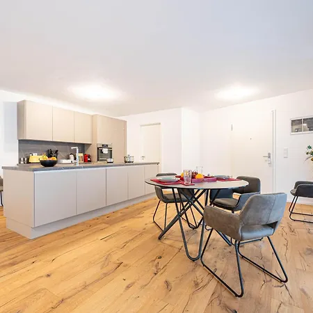 Lit Living - Luxury House - Box Spring - Parking - Exclusive Kitchen