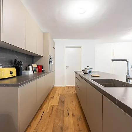 Lit Living - Luxury House - Box Spring - Parking - Exclusive Kitchen Apartment *